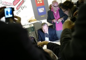 ParisPhoto 2011, William Eggleston firmando ejemplares de Chromes